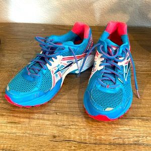 Brooks barely worn limited edition blue & pink that Pops!